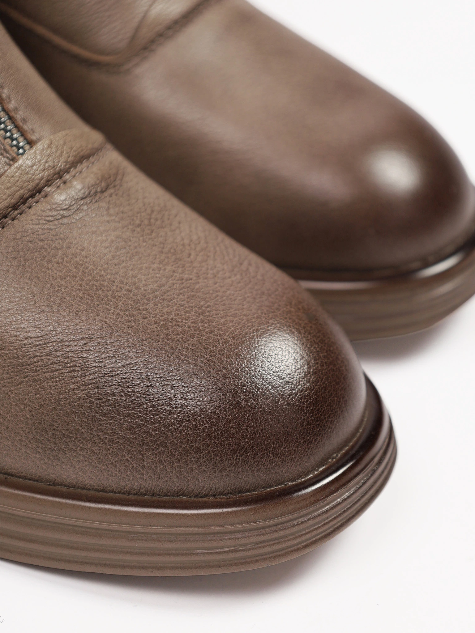 Ботинки серого цвета с декоративной молнией спереди